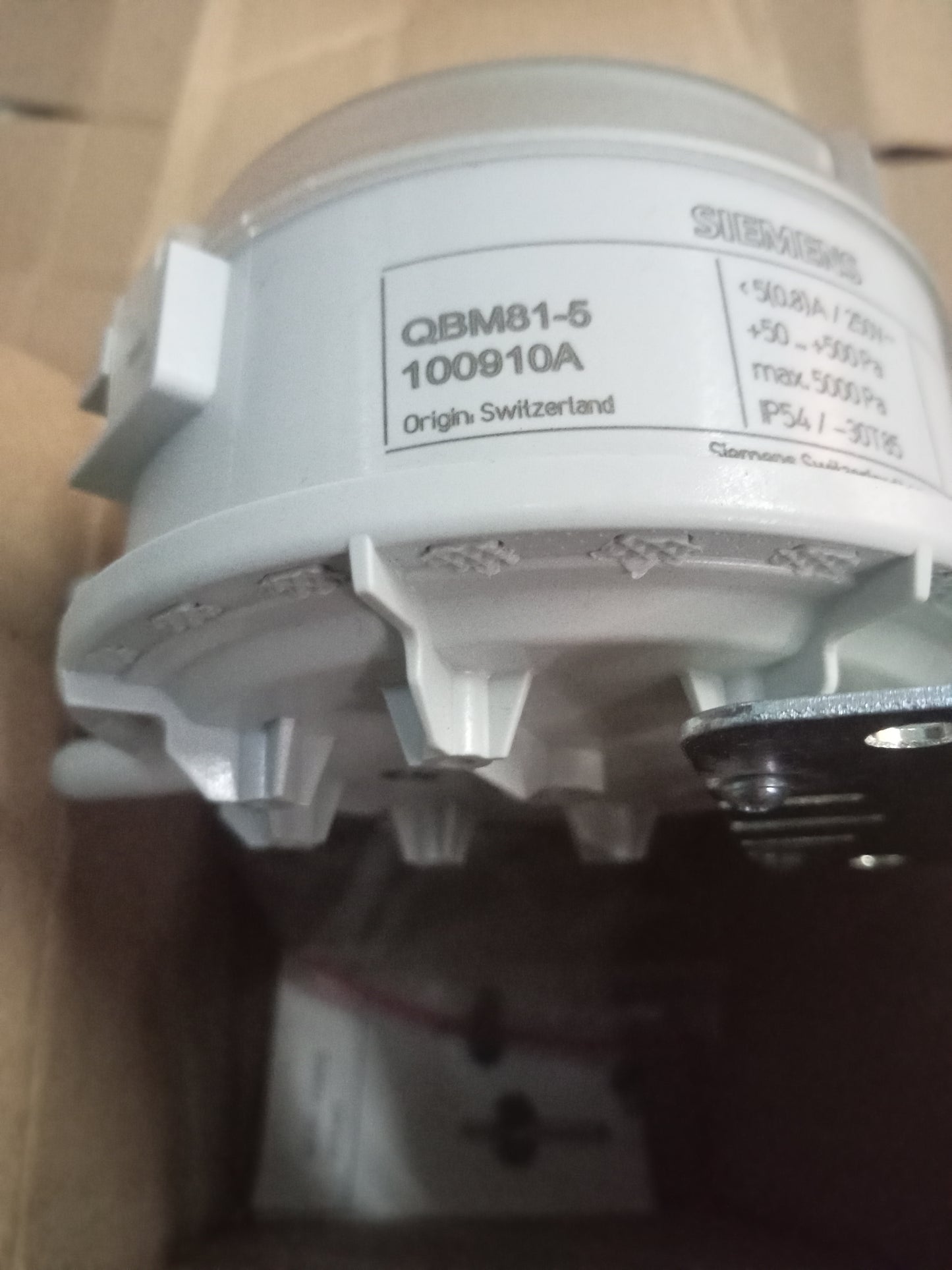 NEW SIEMENS air channel differential pressure switch QBM81-5 Fast Delivery